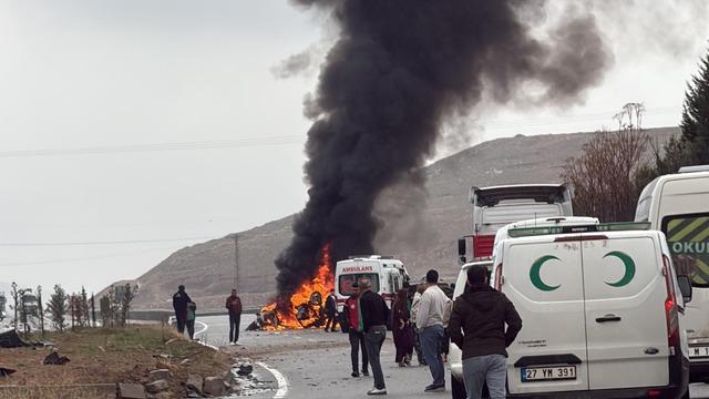 Batman'da refüje çarpan otomobil yandı; 2 yaralı