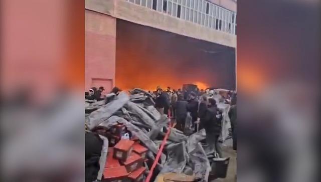 Şanlıurfa da yanıcı maddelerin bulunduğu depoda yangın 7