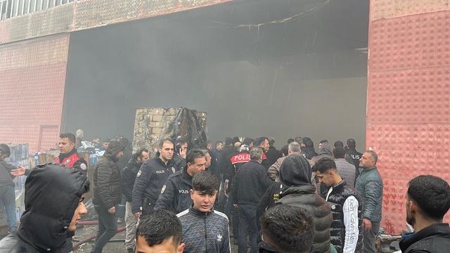 Şanlıurfa da yanıcı maddelerin bulunduğu depoda yangın 6