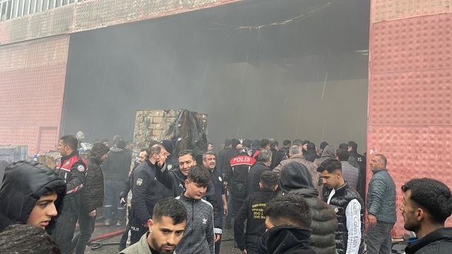 Şanlıurfa da yanıcı maddelerin bulunduğu depoda yangın 5