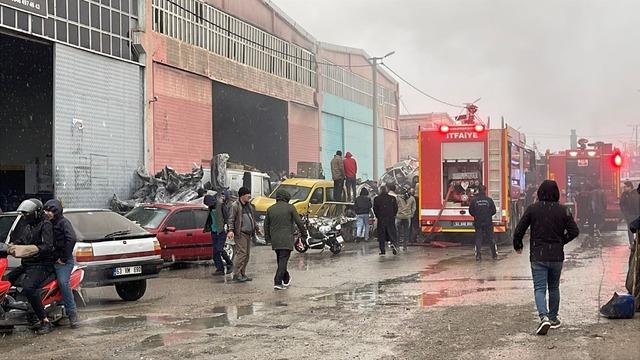 Şanlıurfa da yanıcı maddelerin bulunduğu depoda yangın 4