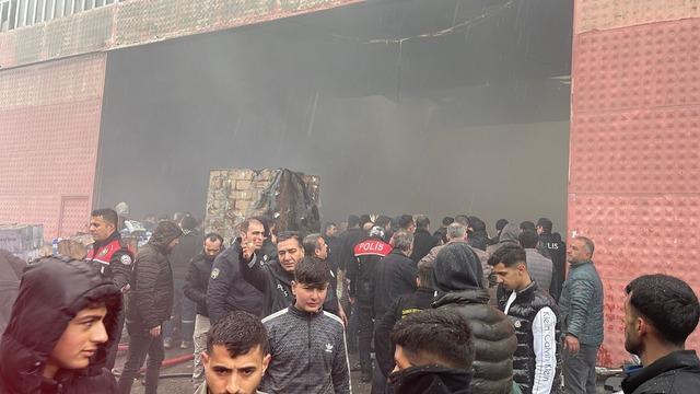 Şanlıurfa da yanıcı maddelerin bulunduğu depoda yangın 3