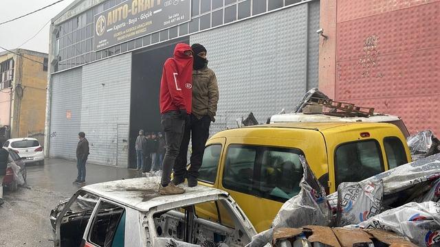 Şanlıurfa da yanıcı maddelerin bulunduğu depoda yangın 2