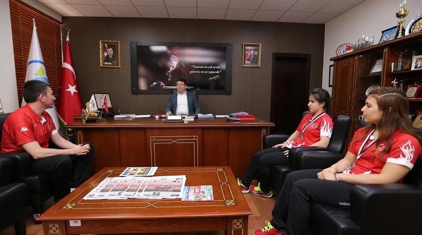 Salona kavuşan milli sporcular hedef büyüttü