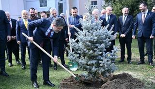 Bakan Yumaklı Kırklareli Valiliği bah&ccedil;esine fidan dikti