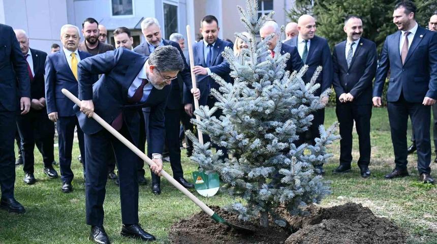 Bakan Yumaklı Kırklareli Valiliği bah&ccedil;esine fidan dikti