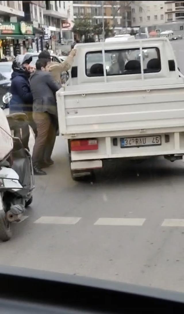 Maltepe de trafikte kavga: g&ouml;zaltına alınan 3 kişiye 540 bin lira ceza 1