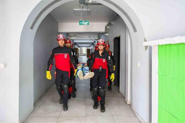 Bodrum&rsquo;da &ouml;ğrenciler deprem tatbikatında "&ccedil;&ouml;k-kapan-tutun" yaptı 2