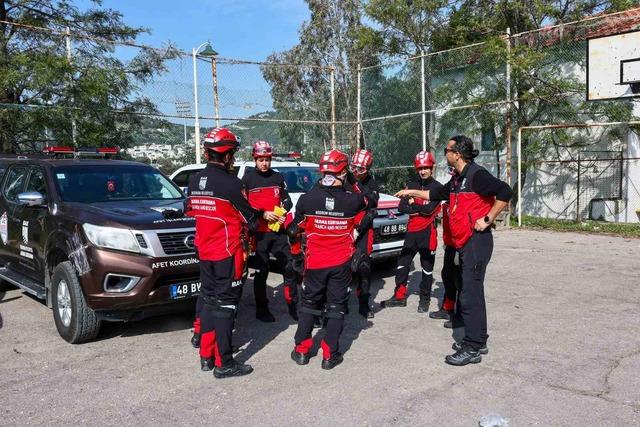 Bodrum&rsquo;da &ouml;ğrenciler deprem tatbikatında "&ccedil;&ouml;k-kapan-tutun" yaptı 3