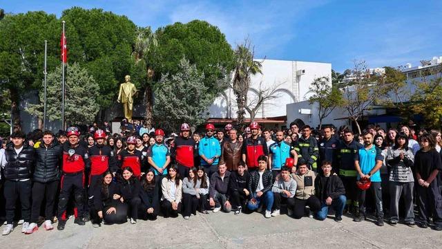 Bodrum’da öğrenciler deprem tatbikatında çök-kapan-tutun yaptı