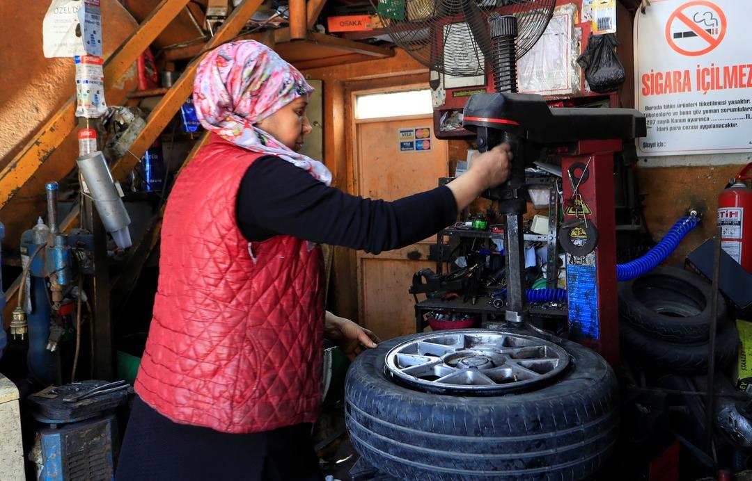 Elinde krikoyu g&ouml;renler şaşırıyor: &Ouml;nyargıları tek tek yıkıyor 3