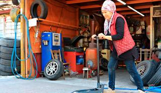 Elinde krikoyu g&ouml;renler şaşırıyor: &Ouml;nyargıları tek tek yıkıyor