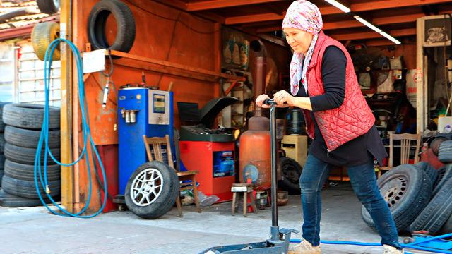 Elinde krikoyu g&ouml;renler şaşırıyor: &Ouml;nyargıları tek tek yıkıyor