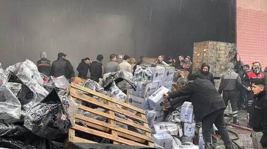 Şanlıurfa'da yanıcı maddelerin bulunduğu depoda yangın