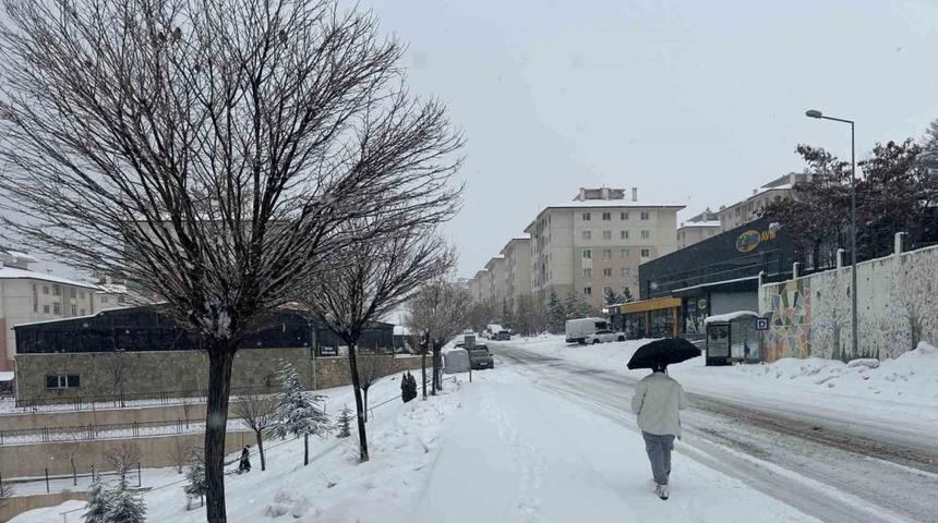 Van&rsquo;da yoğun kar yağışı etkisini s&uuml;rd&uuml;r&uuml;yor