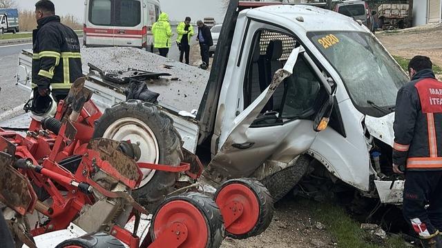 Tarım makinesi y&uuml;kl&uuml; kamyonet yolda savruldu; 3 yaralı 4