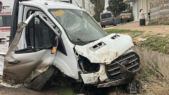 Tarım makinesi y&uuml;kl&uuml; kamyonet yolda savruldu; 3 yaralı 3