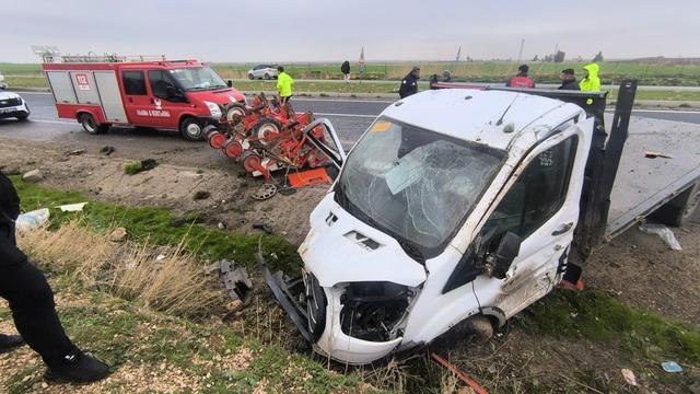 Tarım makinesi y&uuml;kl&uuml; kamyonet yolda savruldu; 3 yaralı 2