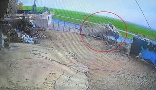 Tarım makinesi y&uuml;kl&uuml; kamyonet yolda savruldu; 3 yaralı