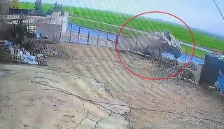 Tarım makinesi y&uuml;kl&uuml; kamyonet yolda savruldu; 3 yaralı