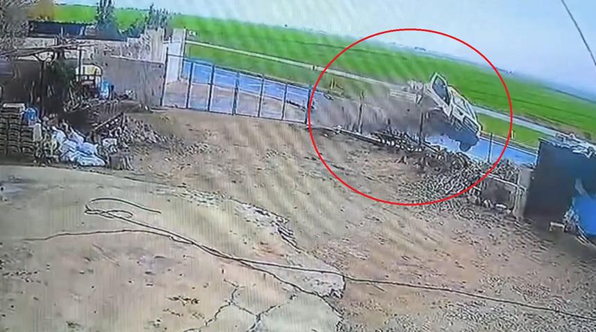 Tarım makinesi y&uuml;kl&uuml; kamyonet yolda savruldu; 3 yaralı