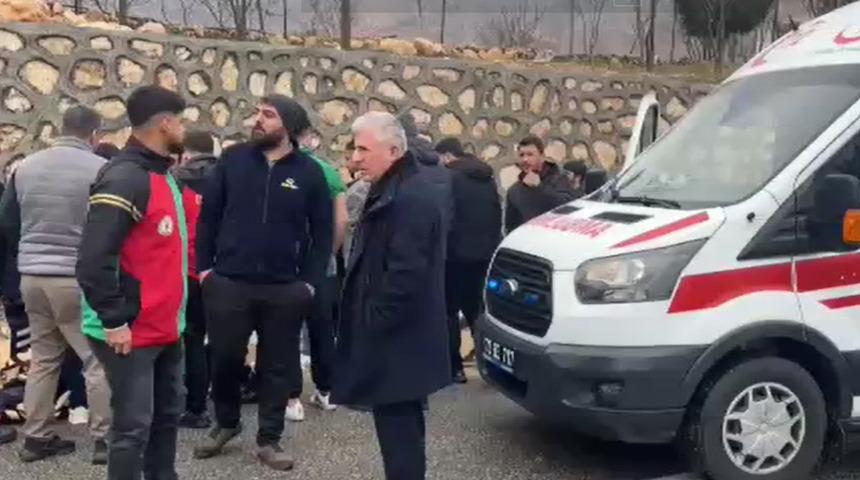 Batman'da ref&uuml;je &ccedil;arpan otomobil yandı; 2 yaralı