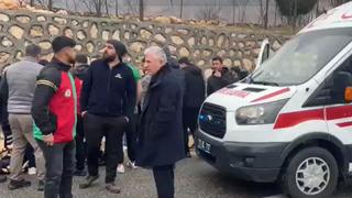 Batman'da refüje çarpan otomobil yandı; 2 yaralı