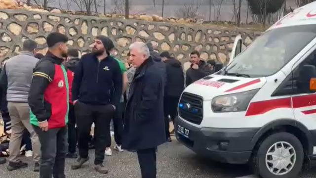 Batman'da refüje çarpan otomobil yandı; 2 yaralı