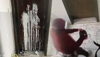 Komşu ter&ouml;r&uuml;: Kapılara dışkı s&uuml;r&uuml;yor, biber gazı sıkıyor!