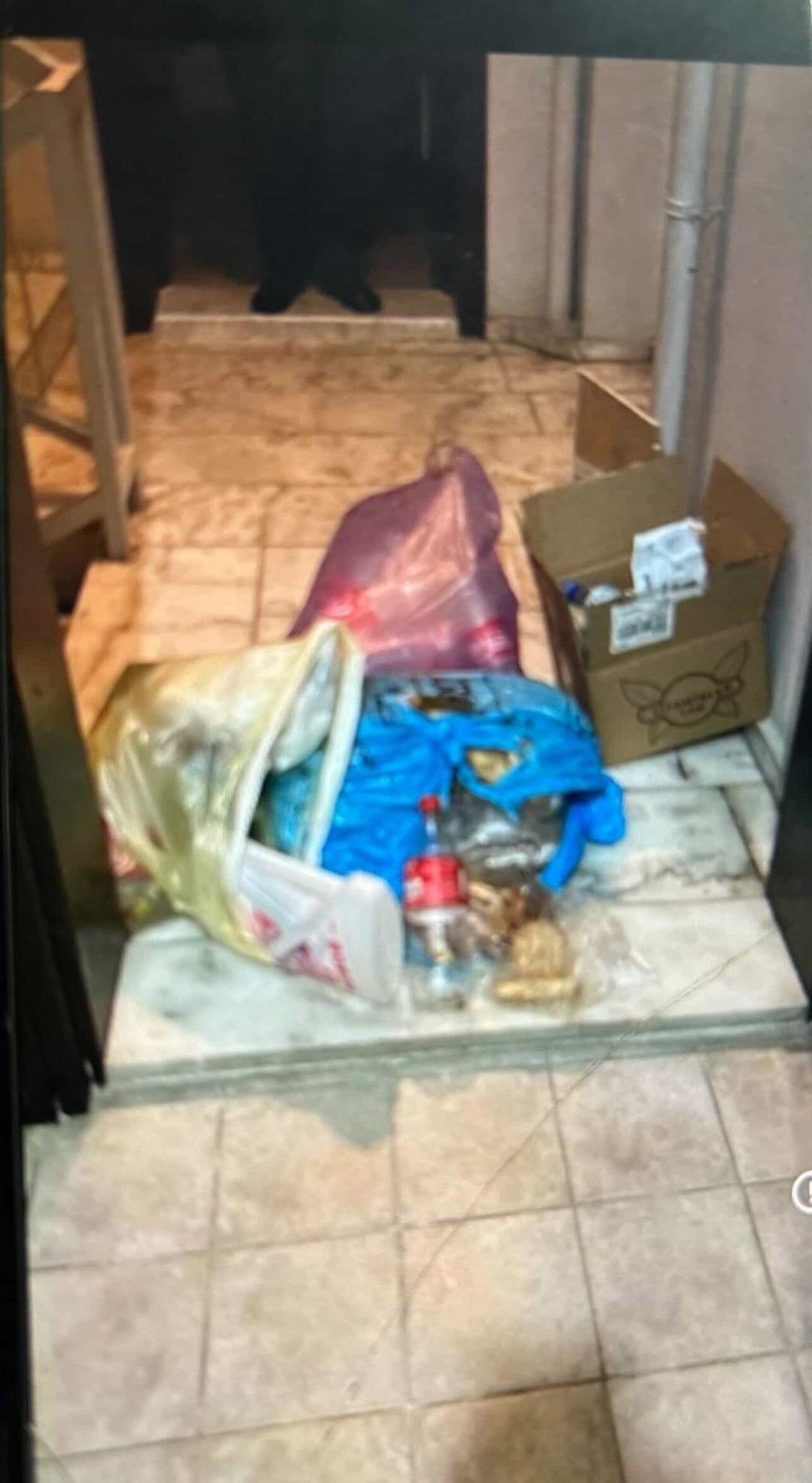 İzmir de akılalmaz komşu ter&ouml;r&uuml;: Kapılara dışkı s&uuml;r&uuml;yor, &ccedil;&ouml;p d&ouml;k&uuml;yor! 2