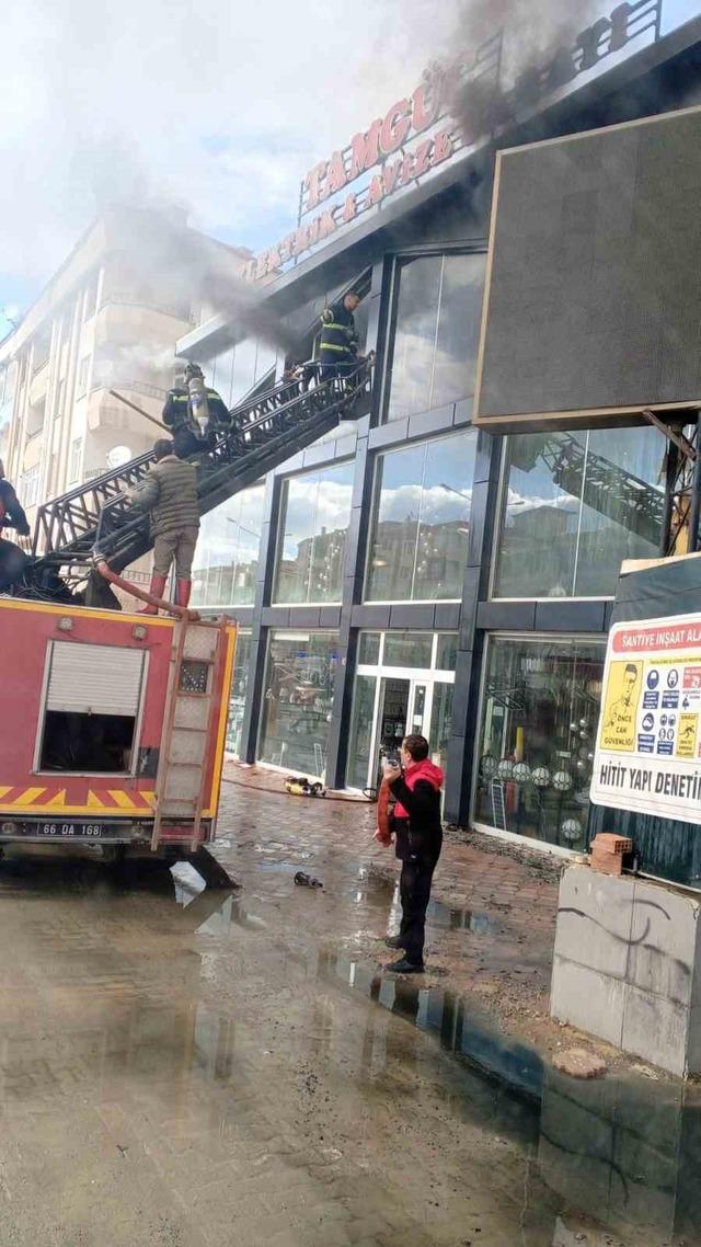 &Uuml;&ccedil; katlı iş yerinde &ccedil;ıkan yangın paniğe neden oldu 4