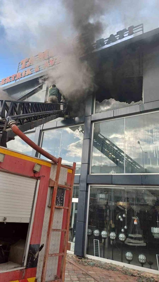 &Uuml;&ccedil; katlı iş yerinde &ccedil;ıkan yangın paniğe neden oldu 3