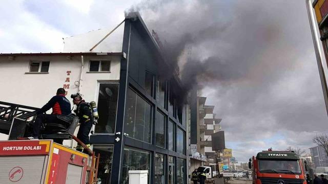 &Uuml;&ccedil; katlı iş yerinde &ccedil;ıkan yangın paniğe neden oldu 1