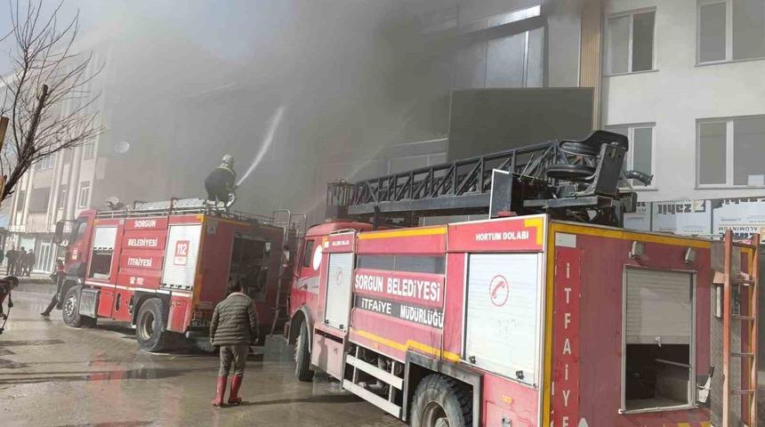 &Uuml;&ccedil; katlı iş yerinde &ccedil;ıkan yangın paniğe neden oldu