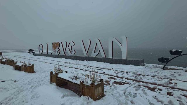 Van&rsquo;da kar yağışı ve sis etkili oluyor 7