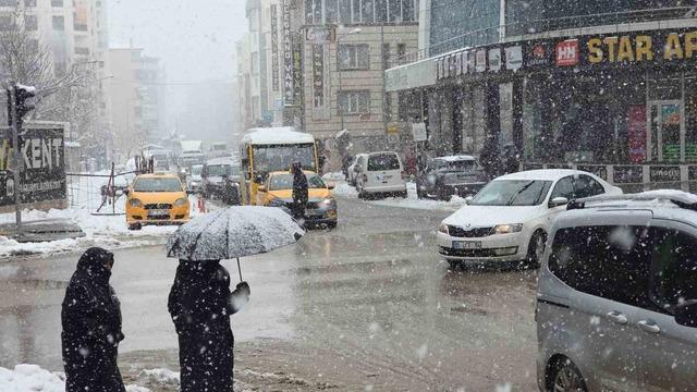 Van&rsquo;da kar yağışı ve sis etkili oluyor 2