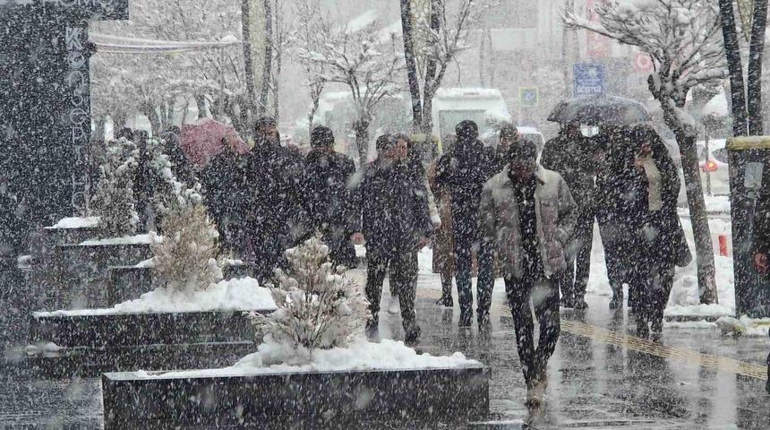 Van&rsquo;da kar yağışı ve sis etkili oluyor