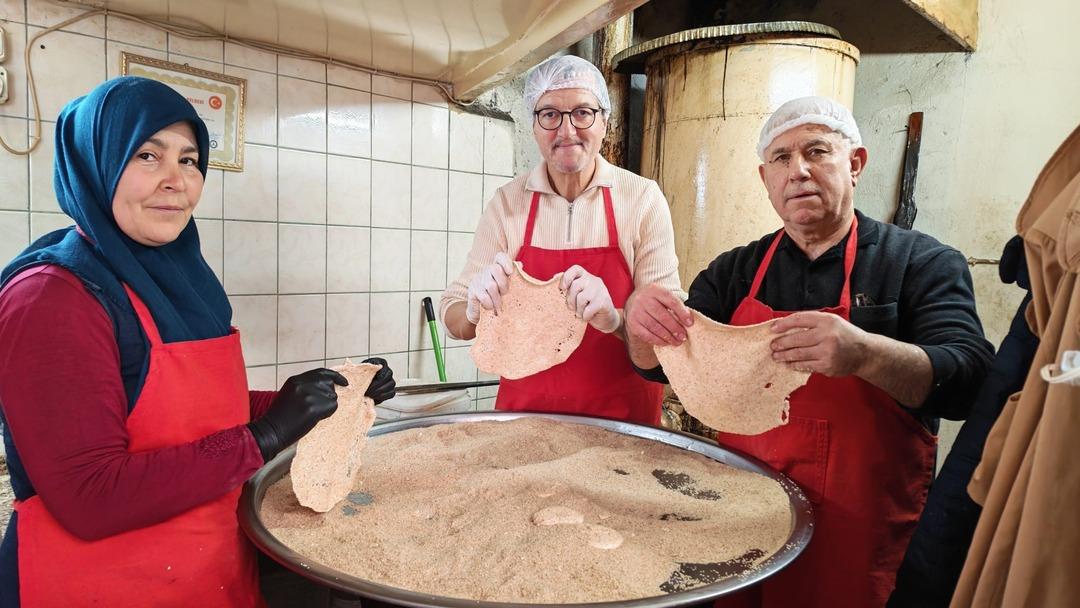 75 yıldır aynı y&ouml;ntemle hazırlanıyor:  Bitli helva  olarak biliniyor! 2