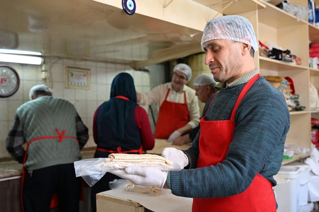 75 yıldır aynı y&ouml;ntemle hazırlanıyor:  Bitli helva  olarak biliniyor! 4