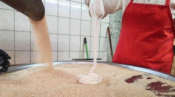 75 yıldır aynı y&ouml;ntemle hazırlanıyor: 'Bitli helva' olarak biliniyor!