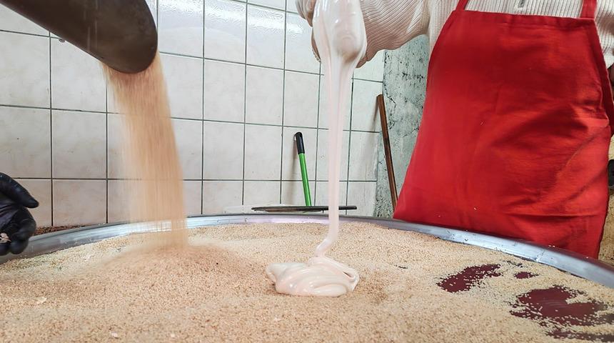 75 yıldır aynı y&ouml;ntemle hazırlanıyor: 'Bitli helva' olarak biliniyor!