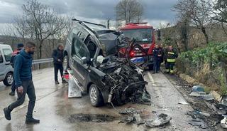 Kamyon ile kamyonet kafa kafaya &ccedil;arpıştı: 2 &ouml;l&uuml;, 2 ağır yaralı