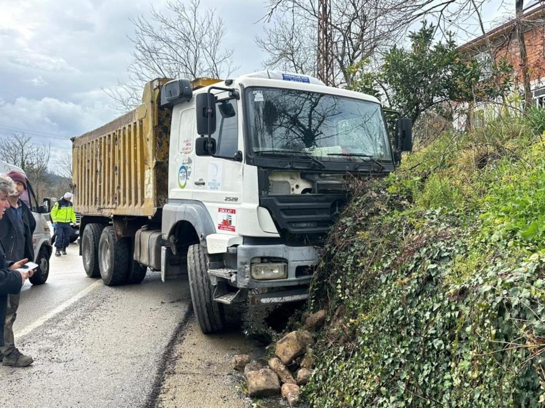 Ordu da kamyon ile kamyonet kafa kafaya &ccedil;arpıştı: 2 &ouml;l&uuml;, 2 ağır yaralı 1