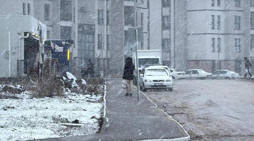 Diyarbakır&rsquo;ın y&uuml;ksek kesimlerinde kar yağışı