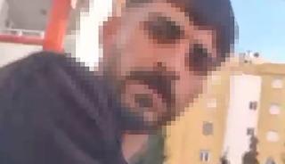 Adana'da trafikte tartışma! S&uuml;r&uuml;c&uuml;n&uuml;n &ouml;n&uuml;n&uuml; kesip, aracın camını yumrukladılar