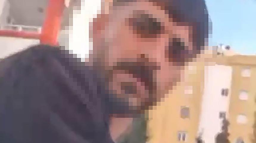 Adana'da trafikte tartışma! S&uuml;r&uuml;c&uuml;n&uuml;n &ouml;n&uuml;n&uuml; kesip, aracın camını yumrukladılar