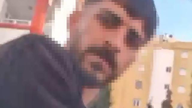 Adana'da trafikte tartışma! Sürücünün önünü kesip, aracın camını yumrukladılar