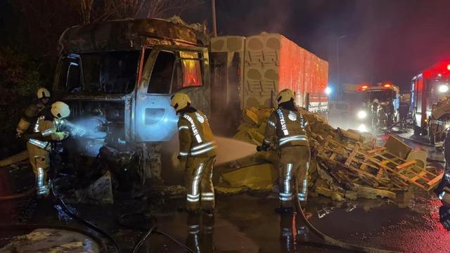 Tuzla'da korkutan tır yangını: Tamamen küle döndü