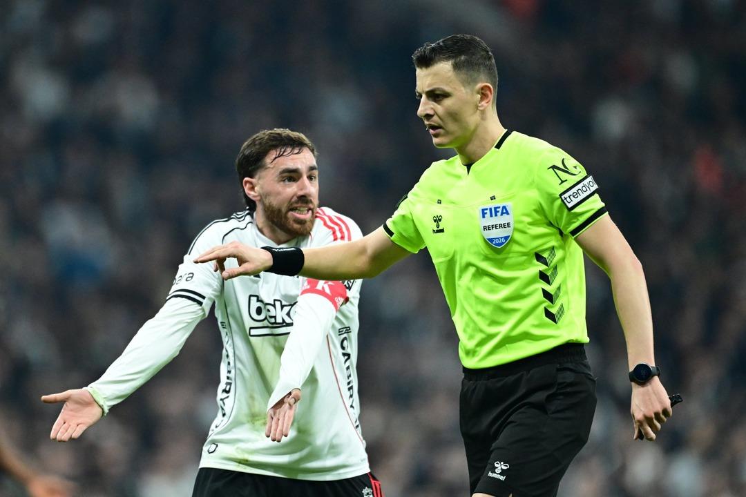 Erman Toroğlu derbinin hakemine verdi veriştirdi! "Osimhen i atacak y&uuml;reğin yoksa hakemliği bırak" 4