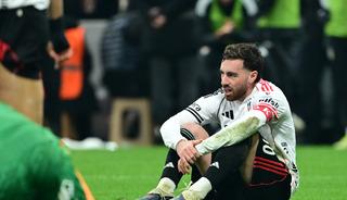 Canlı yayında &ccedil;ılgına d&ouml;nd&uuml;ler! Beşiktaş'ın yıldızlarından b&uuml;y&uuml;k tepki: Bir şeyler d&ouml;n&uuml;yor...